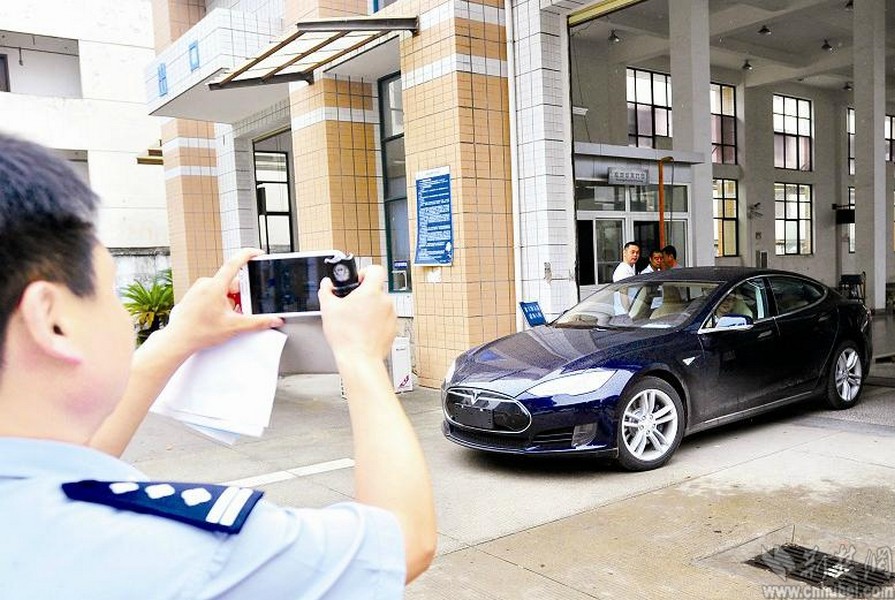 武汉首辆电动汽车特斯拉注册登记 购置税交了