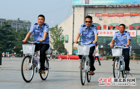 襄阳樊城区百名专业治安巡逻队员配发自行车(