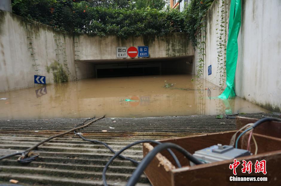 湖北宜昌遭暴雨袭击 小区地下车库被水灌满 - 