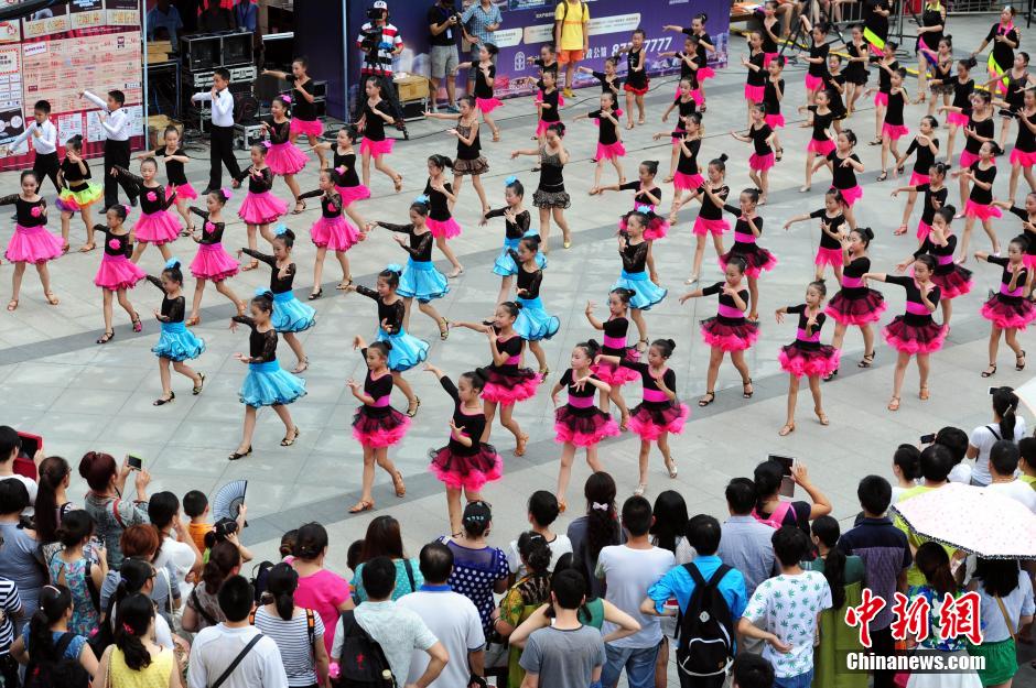 武汉小朋友街头表演体育舞蹈 - 图片频道 - 湖北