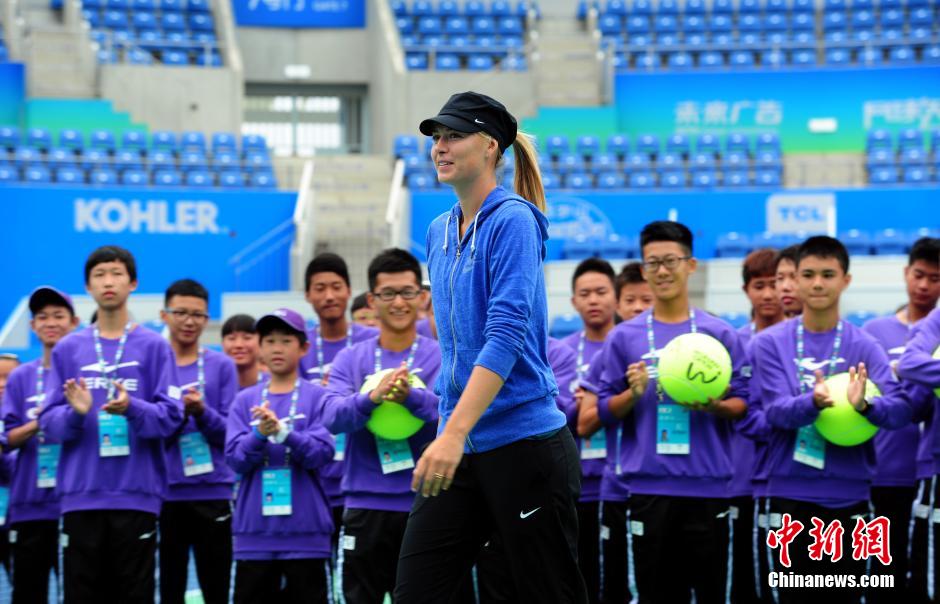 武汉网球公开赛:莎拉波娃与球童互动 - 图片频