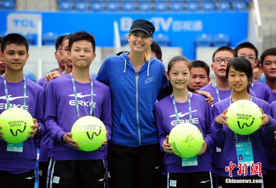武汉网球公开赛:莎拉波娃与球童互动