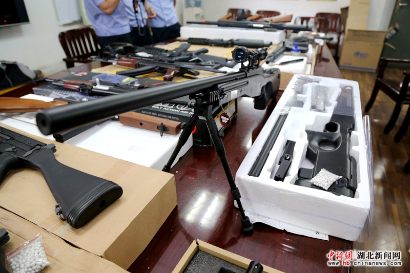 武汉警方破获一起网络贩枪案 收缴各类气枪和