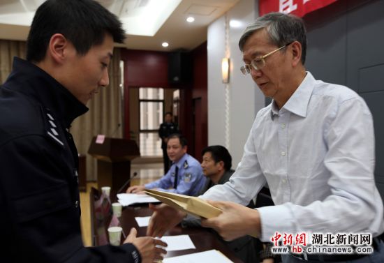 宜昌企业向48名特殊困难民警捐赠救助金 - 图片