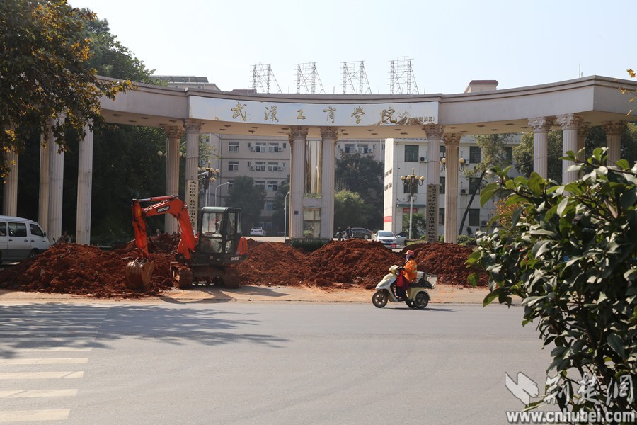 武汉工商学院南湖校区因土地纠纷被用渣土堵门