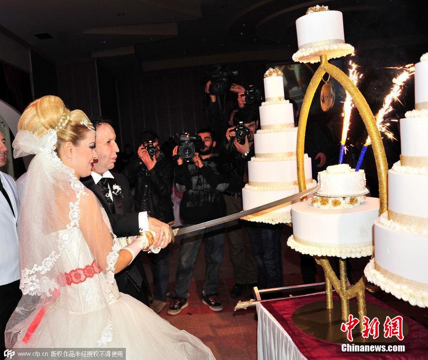 土耳其换脸人结婚 怀抱美丽新娘起舞 - 图片频