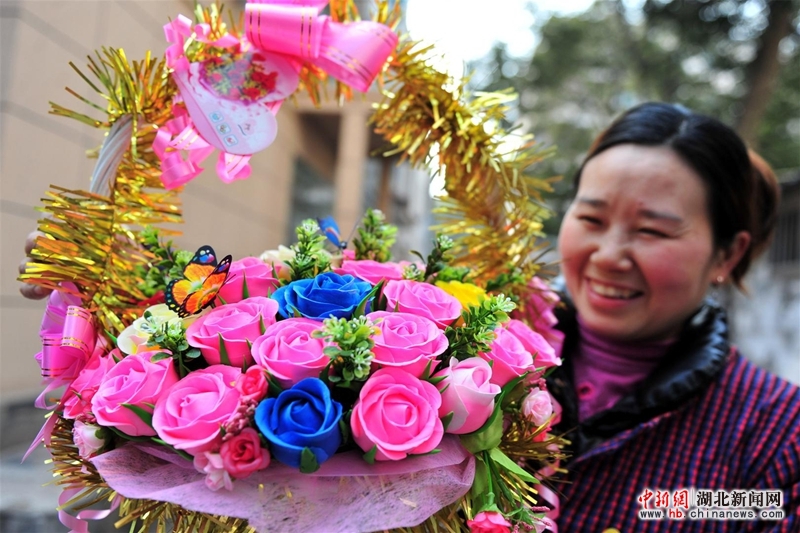 三峡面塑达人捏千朵玫瑰 表达对女儿的爱与鼓