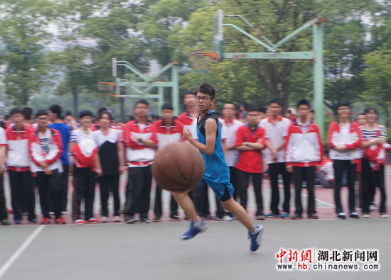 三峡夷陵学子用篮球赛弘扬团队精神 - 图片频道