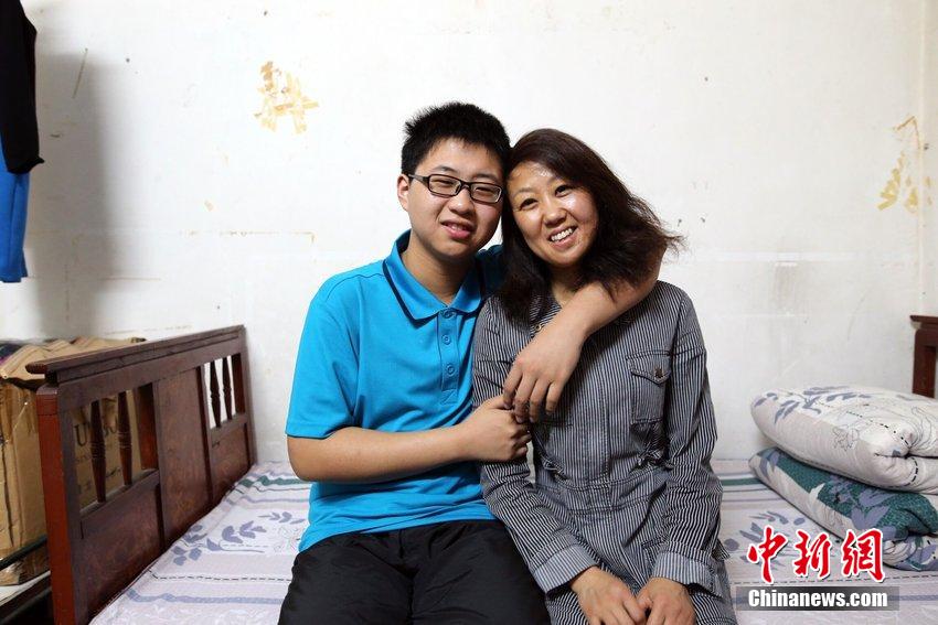13岁少年考上武汉大学 母亲陪读旁听 - 图片频