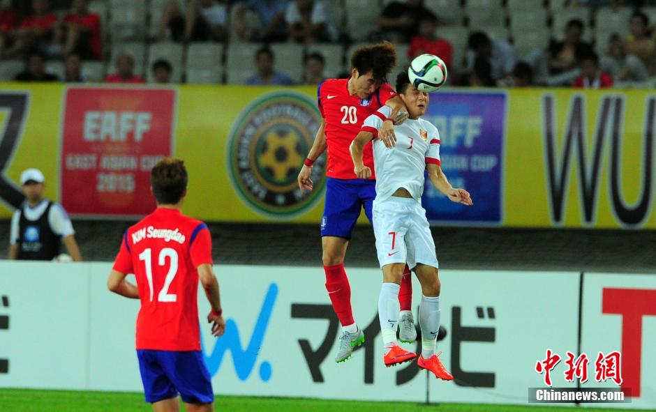 2015东亚杯中国男足0:2负韩国 - 中新网湖北图