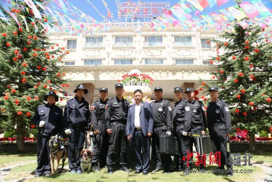 襄阳特警助力西藏成立50周年大庆安保 - 中新网