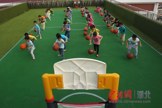 宜昌一幼儿园成立娃娃篮球队 - 中新网湖北图