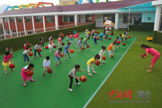 宜昌一幼儿园成立娃娃篮球队 - 中新网湖北图