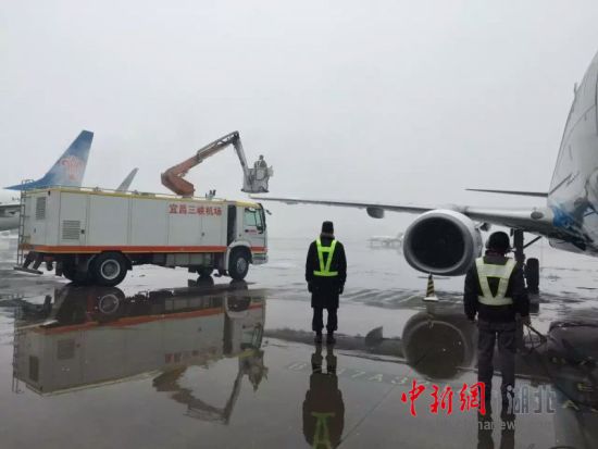 宜昌迎大雪 三峡机场部分航班延误 - 中新网湖
