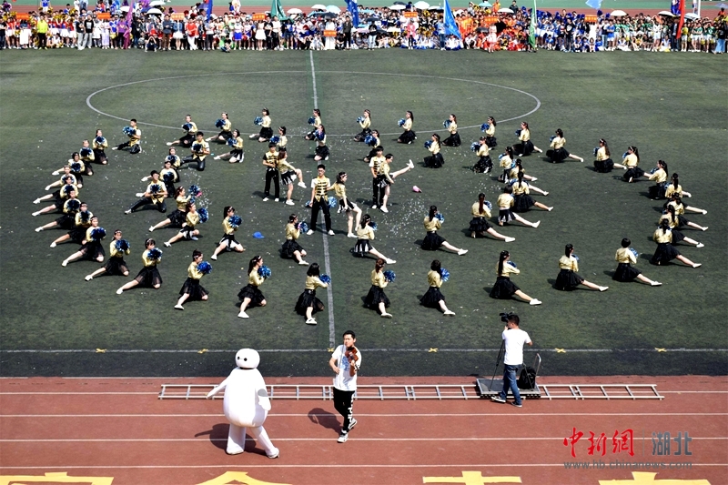 武汉高校学生自排自演健身操 花样百出 - 中新