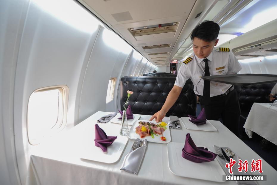 武汉飞机餐厅开业 服务员按空乘标准选拔 - 中