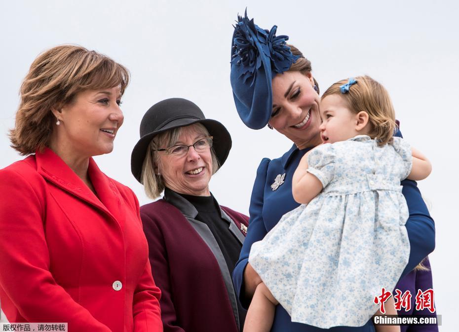 威廉王子携全家抵达加拿大出访 夏洛特公主随