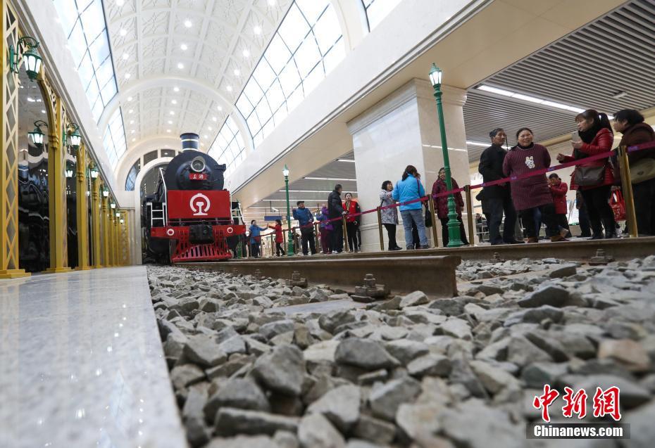 武汉地铁6号线通车 特色站点吸引民众 - 中新网