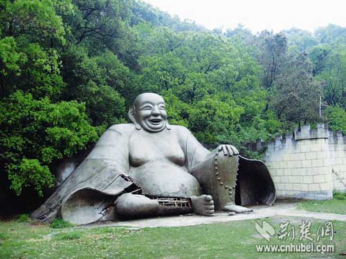 湖北新闻网 旅游频道 图:黄州景区内弥勒佛像因