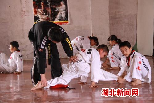 湖北新闻网 新农村 图:农村孩子暑期练跆拳道习